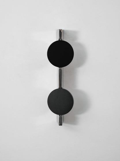 Sculpturale wandlamp met spiegelende schijf