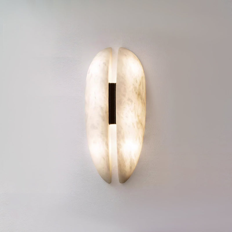 Sculpturale wandlamp van albast