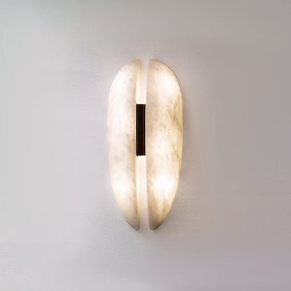 Sculpturale wandlamp van albast