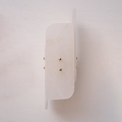 Sculpturale wandlamp van albast