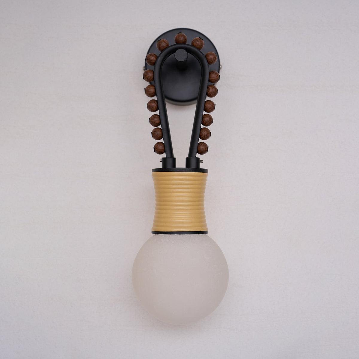 Sculpturale wandlamp van albast