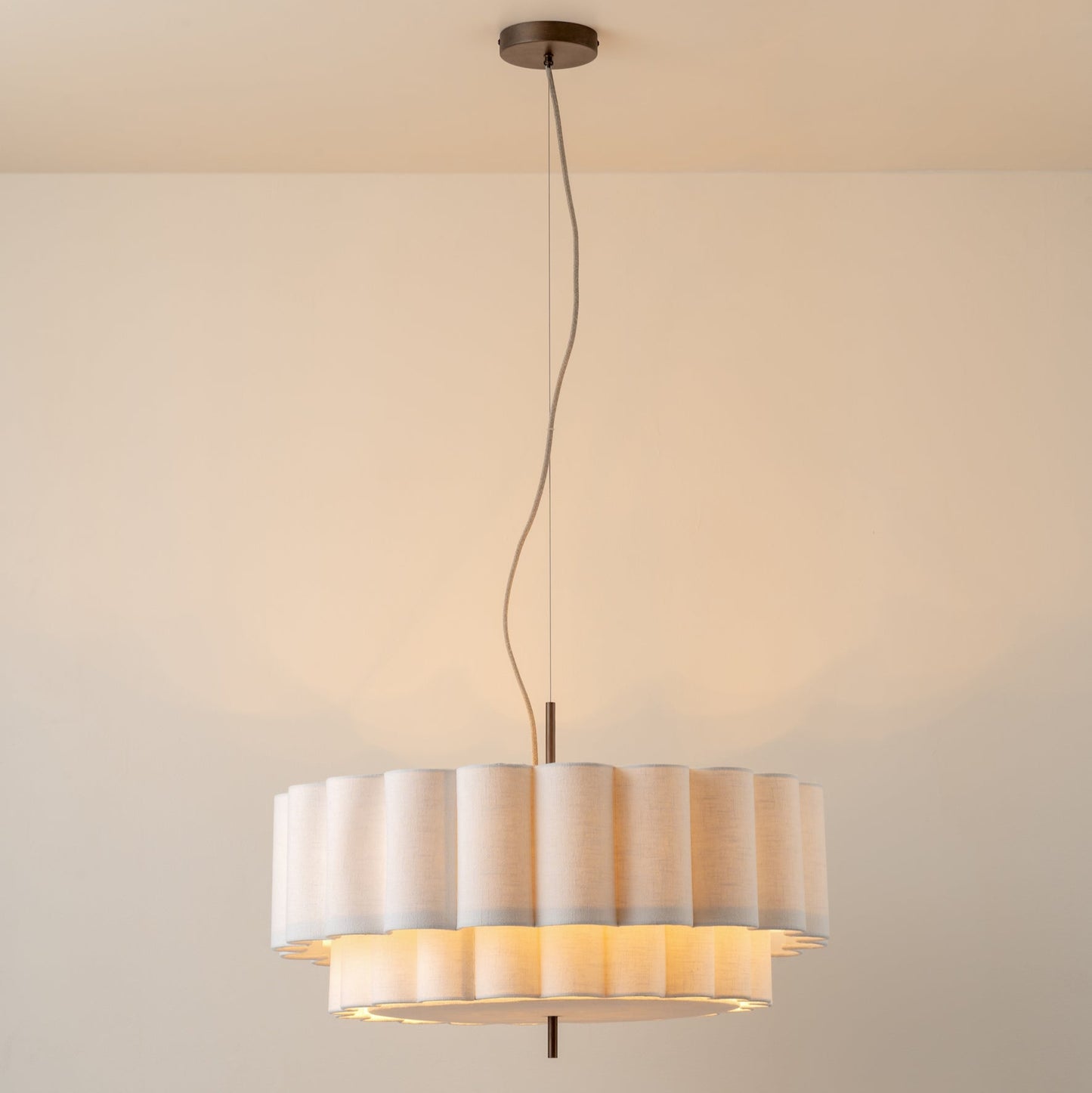 Grote lamp met geschulpte rand