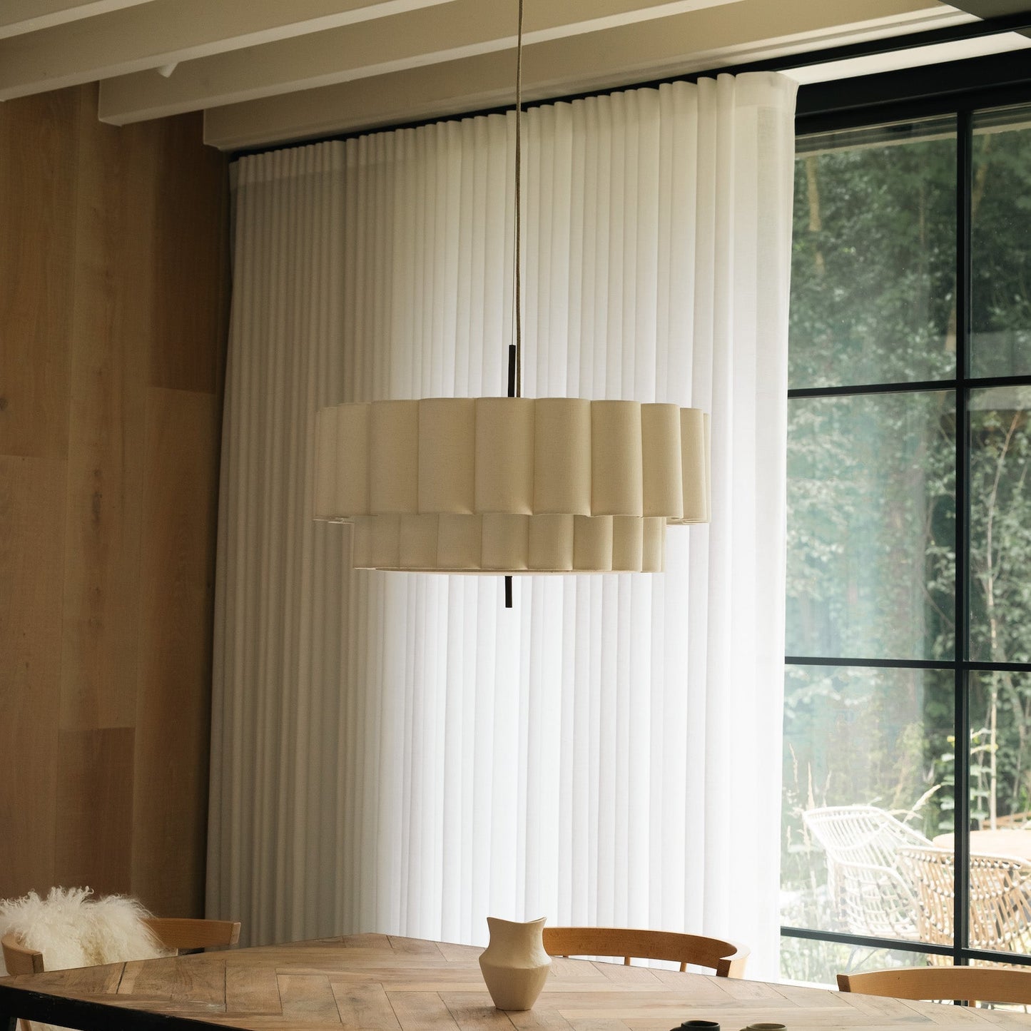 Grote lamp met geschulpte rand