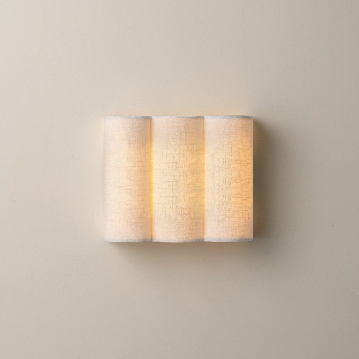 Golfvormige linnen wandlamp