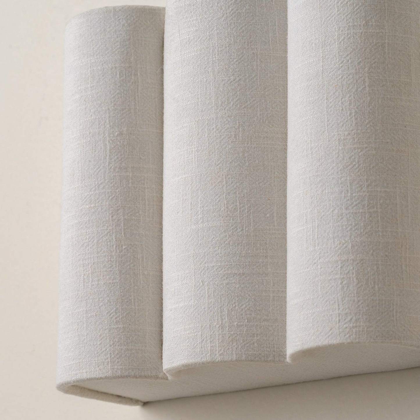 Golfvormige linnen wandlamp