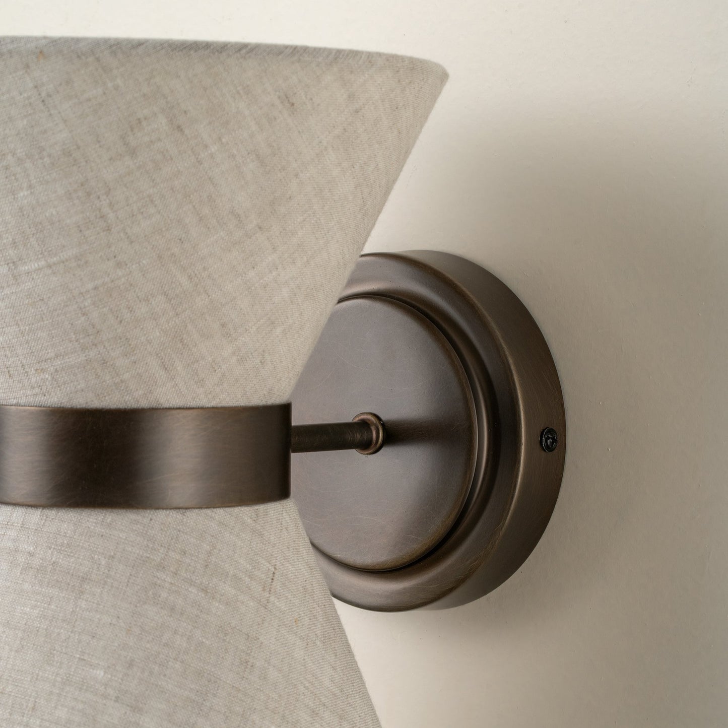 Bronzen en linnen wandlamp
