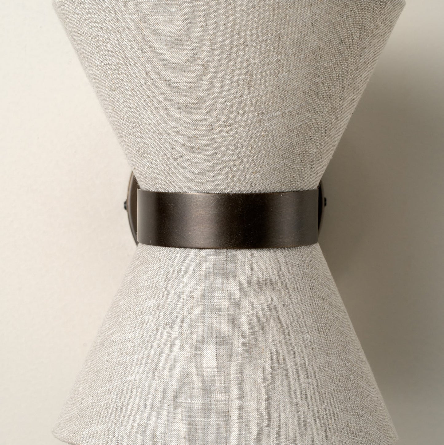 Bronzen en linnen wandlamp