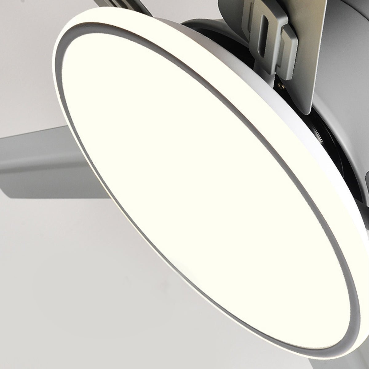 Moderne plafondventilator met 5 bladen en LED-verlichting