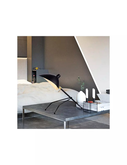 Moderne metalen driepoot tafellamp