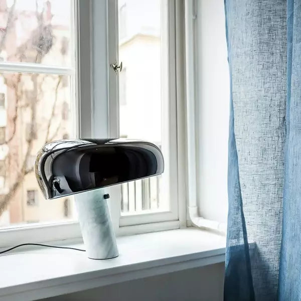 Iconische tafellamp met marmeren voet