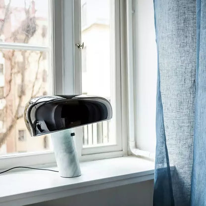 Iconische tafellamp met marmeren voet