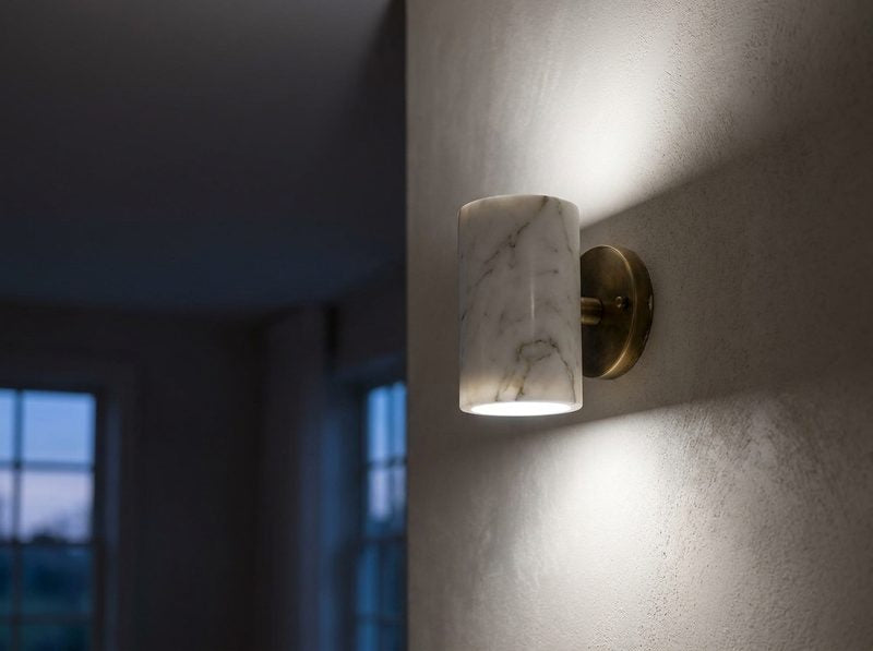 Marmeren en messing wandlamp